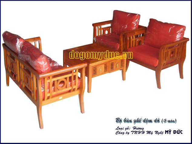 cách trang trí bàn ghế gỗ trong phòng khách